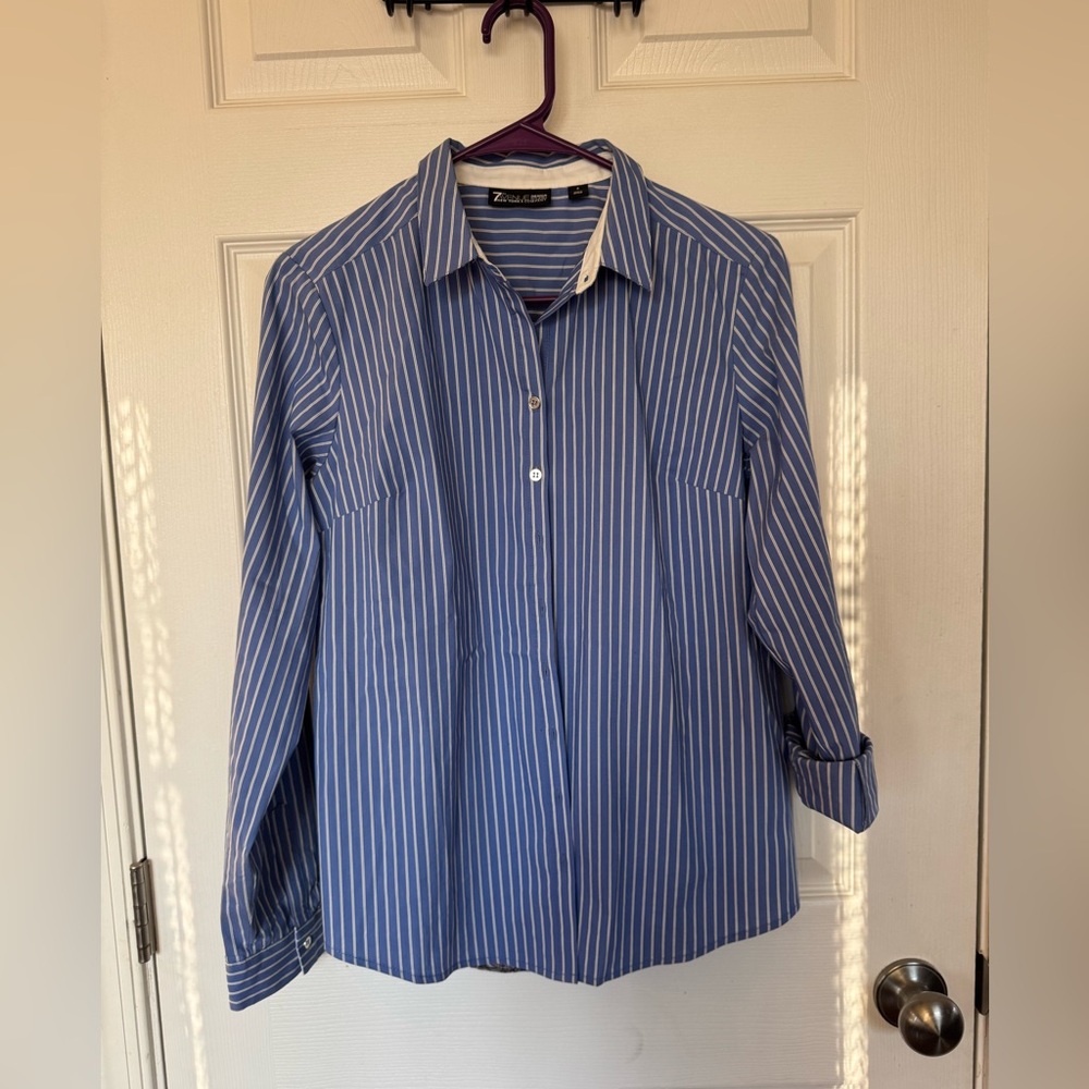 New York & Co 7th Ave blue stripe shirt w/optional roll up sleeves, privacy snap